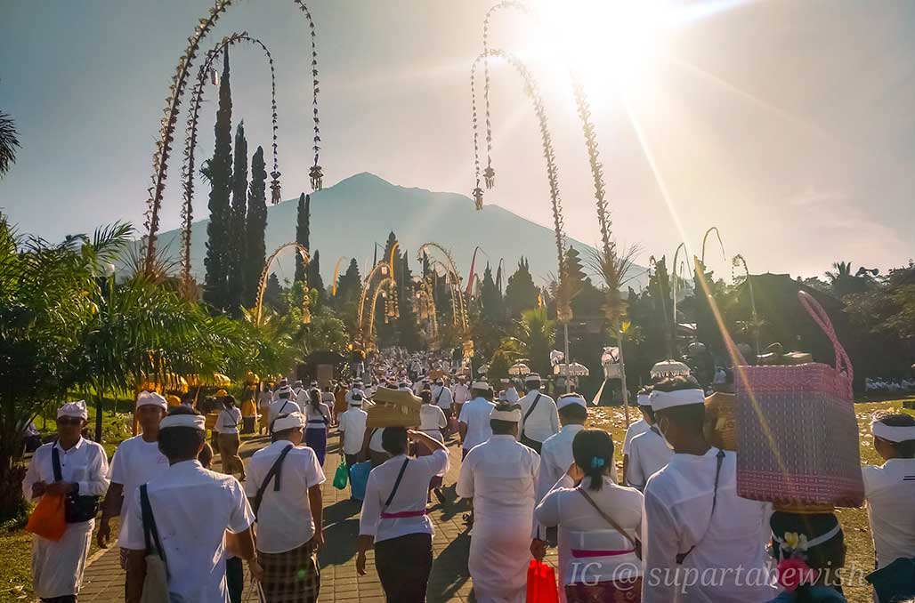 Discover the Mystical Besakih Temple Ceremony: a Month-long Hindu Ritual in Bali