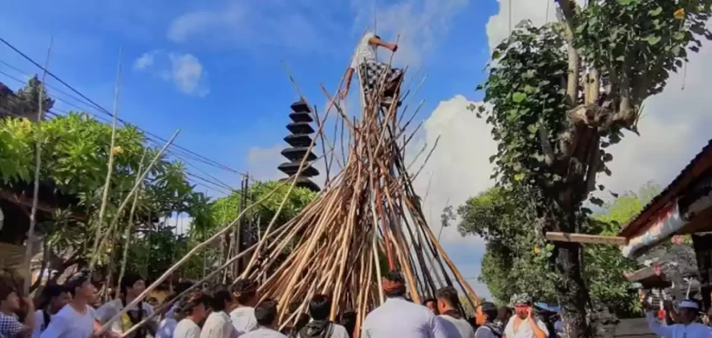 mekotek tradition, mekotek bali, bali mekotek tradition, balinese cultures