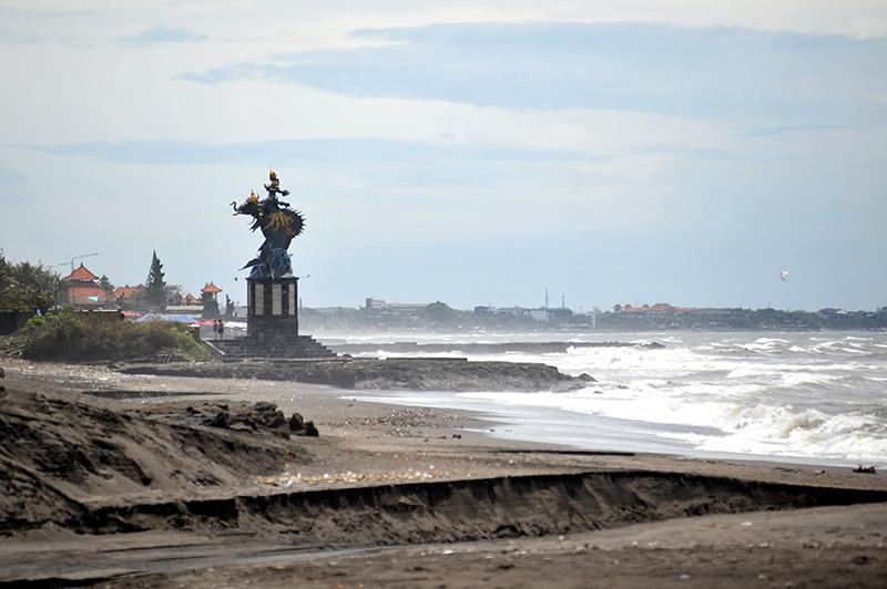 Pererenan has beautiful beach. Tourists can enjoy the sunset or surfing there.