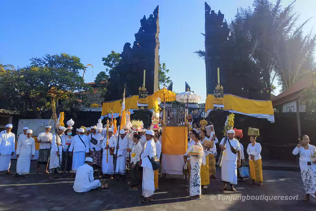 Tanah Lot Temple Festival, Ceremony on Rock, Tanah Lot Bali, Bali tourist destinations, Tanah Lot Temple Ceremony, Hindu Retuals